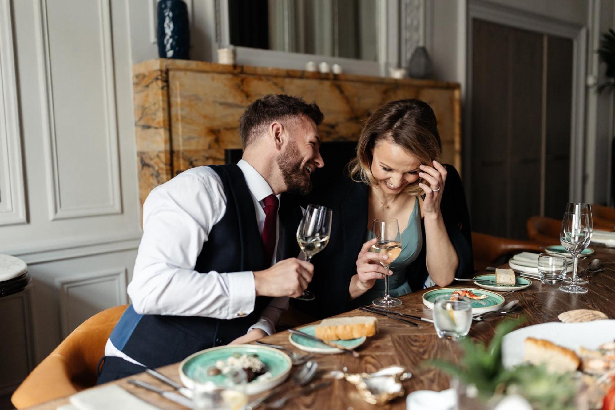 Kimpton Blythswood Square Hotel & Spa By Ihg Glasgow Extérieur photo A couple at a dinner party